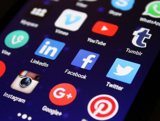 Aplikacja bukmacherska kontra strona internetowa. Przewodnik po zaletach mobilnych zakładów