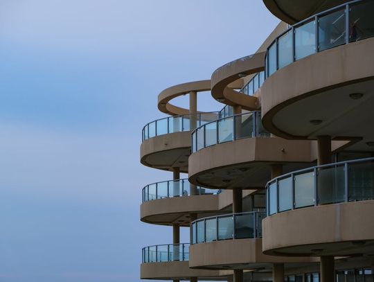 Czy wiesz jak poprawnie zamontować balustradę na balkonie?
