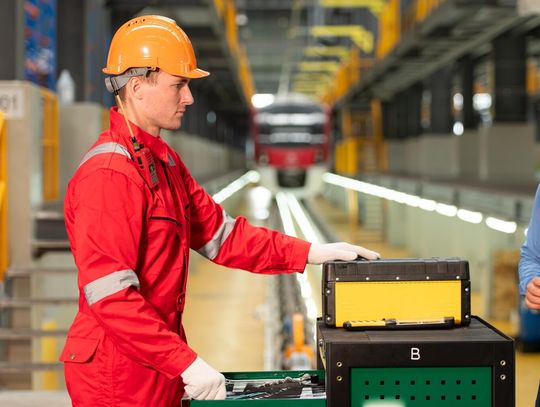 Jak obniżyć koszty eksploatacji baterii trakcyjnych w magazynie?