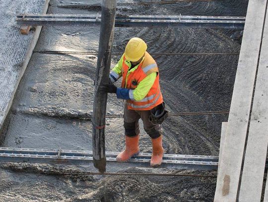 Jak warunki atmosferyczne wpływają na betonowanie?