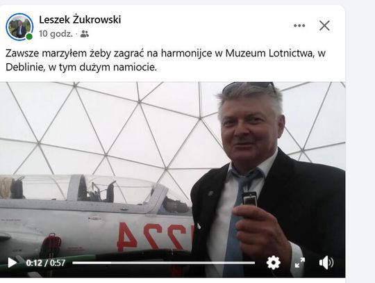Leszek Żukrowski na harmonijce w Muzeum Lotnictwa