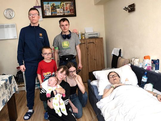 Mama zmarła, została szóstka dzieci
