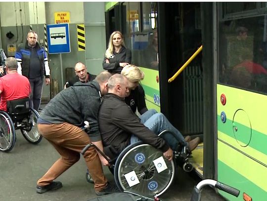 Niepełnosprawni w autobusie