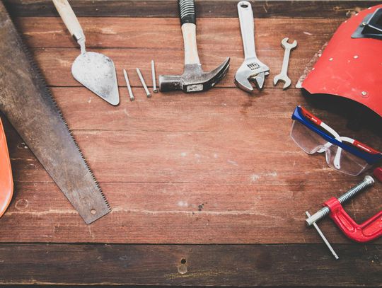 Opaska nierdzewna – kiedy warto postawić na trwałe mocowanie