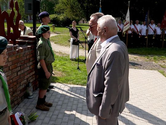 Pod pomnikiem "Solidarności"