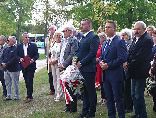 Pod pomnikiem "Solidarności"