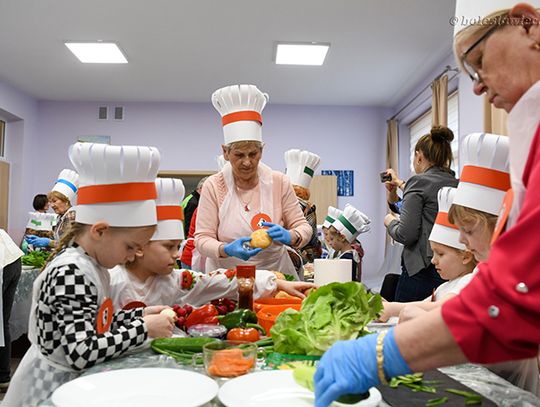 Przedszkolaki gotowały z seniorami