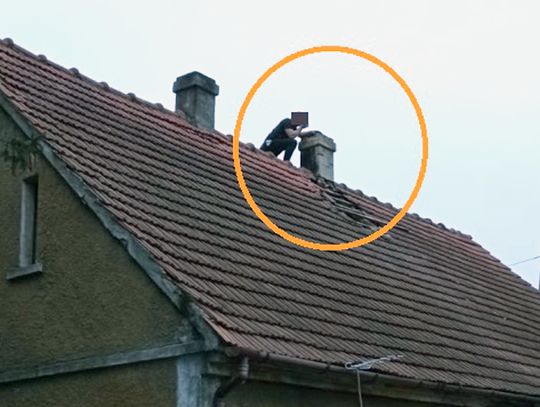 Schował się na dachu za kominem