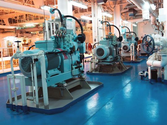 Sprężarki śrubowe w kontekście automatyzacji produkcji: jak poprawiają wydajność i jakość procesów produkcyjnych?