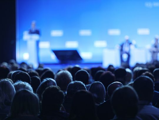 Sprzęt i systemy konferencyjne: Klucz do efektywności w sali konferencyjnej