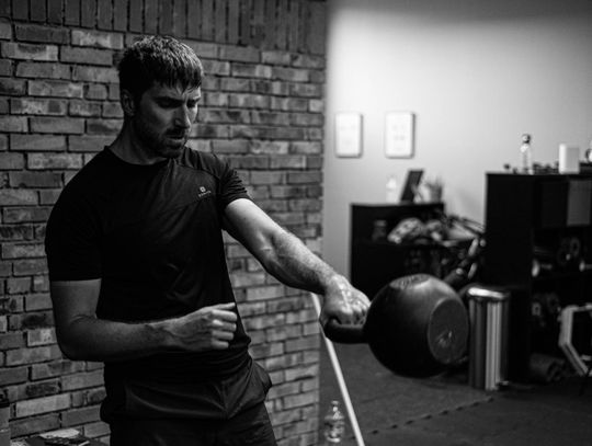 Technika ćwiczeń na siłowni - lepiej nie uczyć się jej z ChataGPT