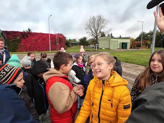 Uczniowie przy studni i na oczyszczalni