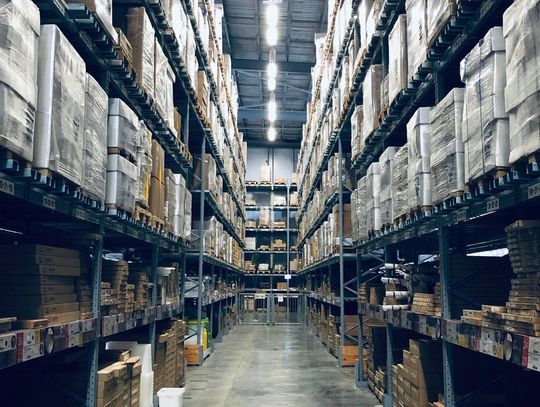 Zalety regałów wspornikowych w magazynach produkcyjnych