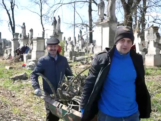 Zbarażanie porządkowali polski cmentarz