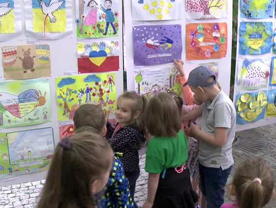 Życzenia dla dzieci z Ukrainy od bolesławieckich przedszkolaków