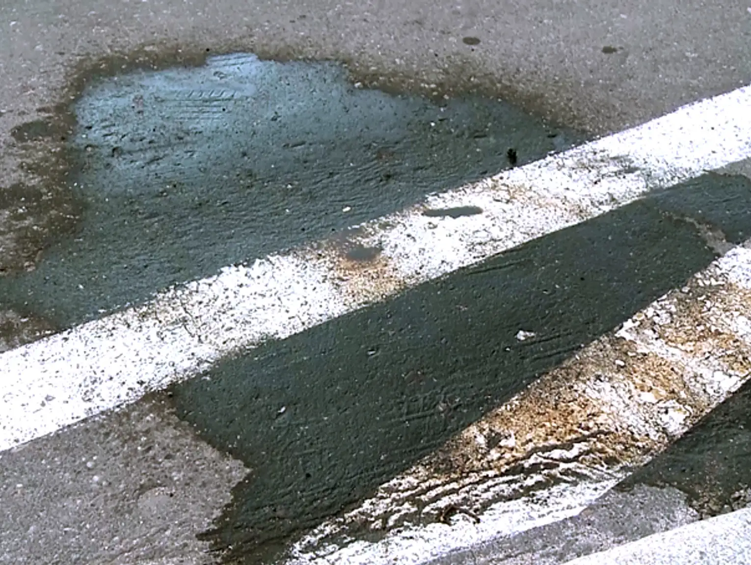 Plama oleju na drodze