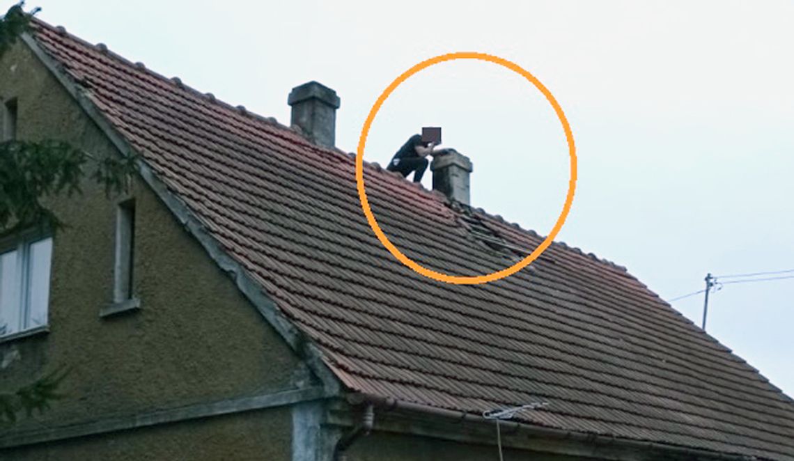 Schował się na dachu za kominem